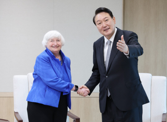 윤석열 대통령이 19일 오후 서울 용산 대통령실 청사에서 재닛 옐런 미국 재무장관과 만나 인사하고 있다. <연합뉴스>